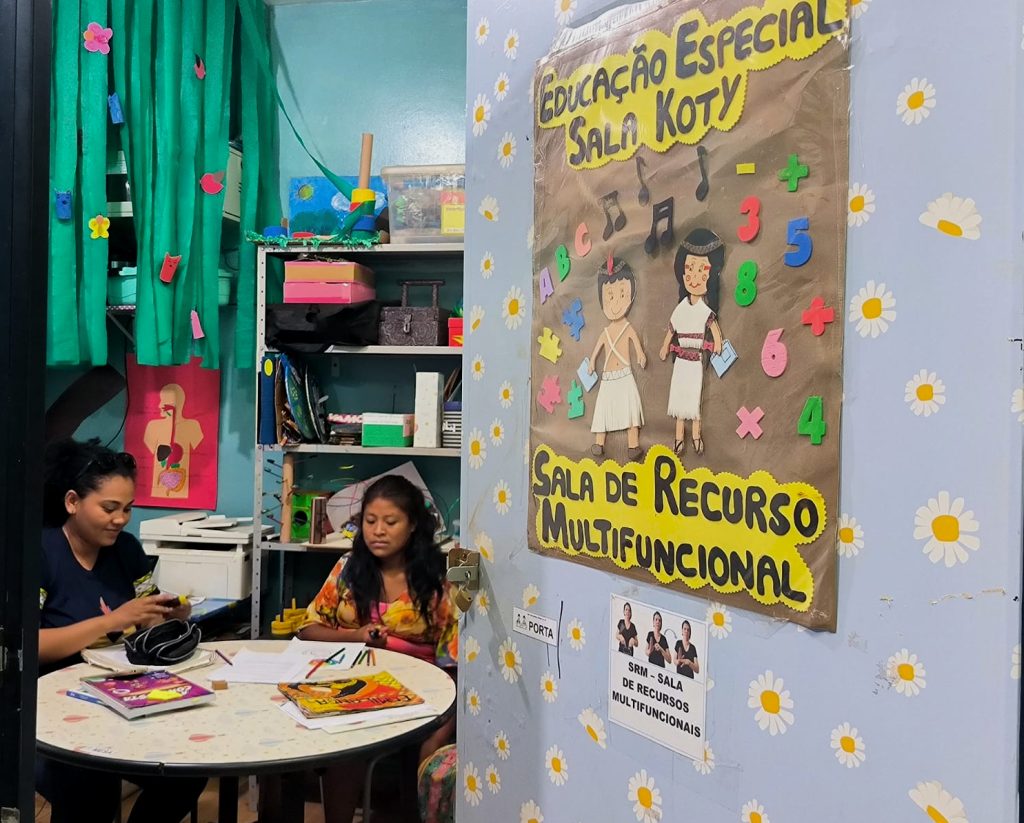 Sala de aula da Escola Municipal Indígena Agustinho, na Reserva Indígena de Dourados.