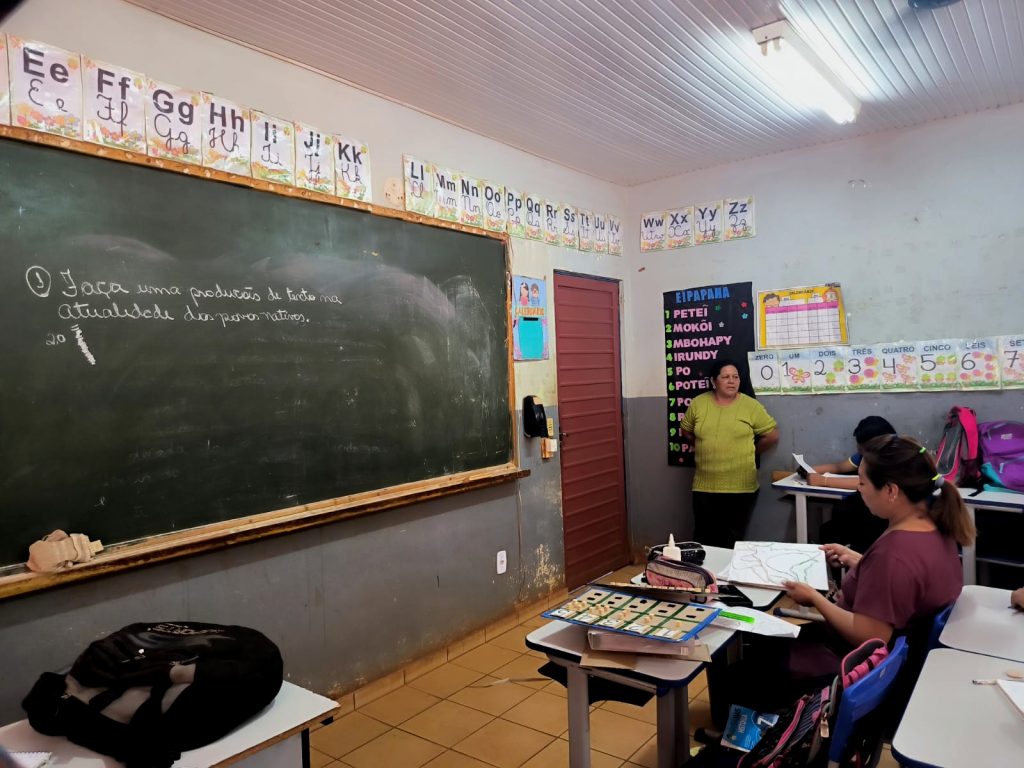 Na lousa, a tarefa expressa: faça uma produção de texto sobre a atualidade dos povos nativos.