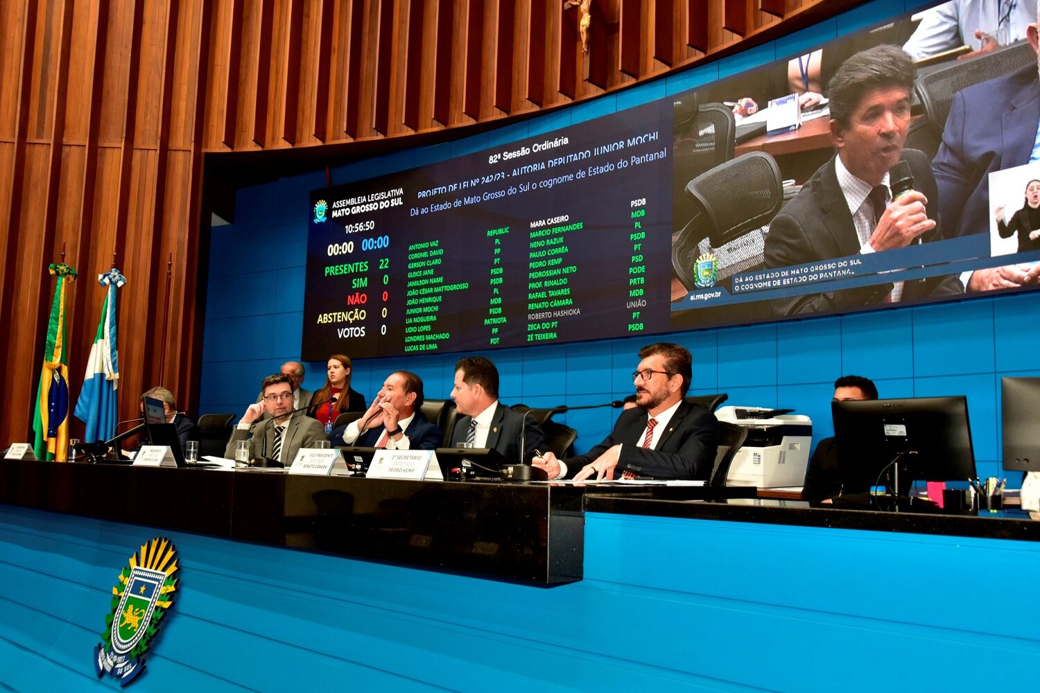 Um dos telões foi instalado atrás da Mesa Diretora.