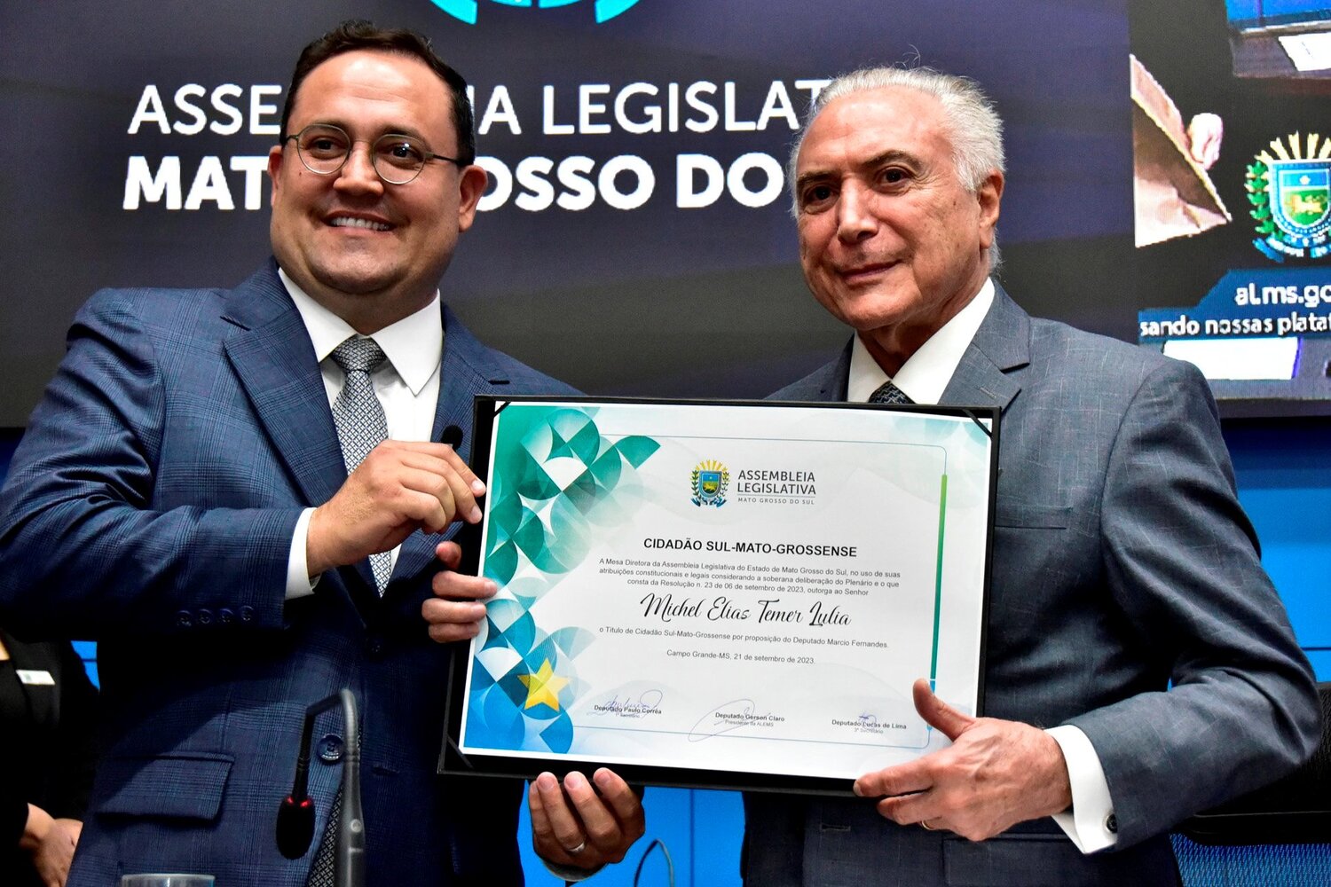Deputado Marcio Fernandes entrega honraria a Michel Temer