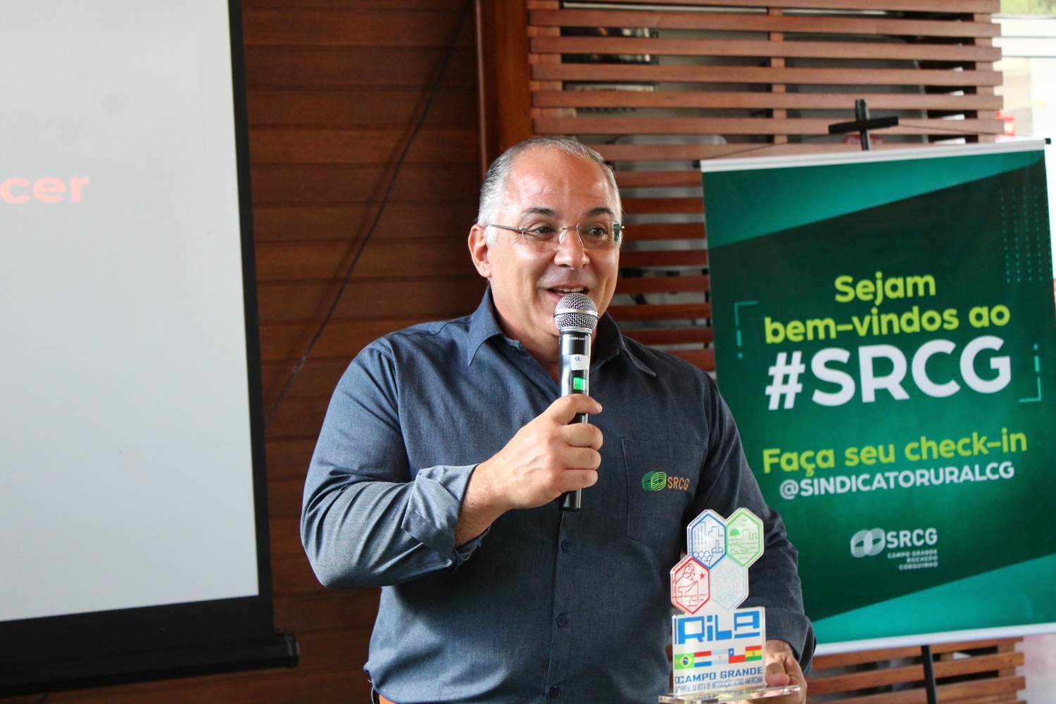 O presidente do SRCG, Alessandro Coelho criou um grupo de WhatsApp com os pecuaristas (Foto: Geliel Oliveira)