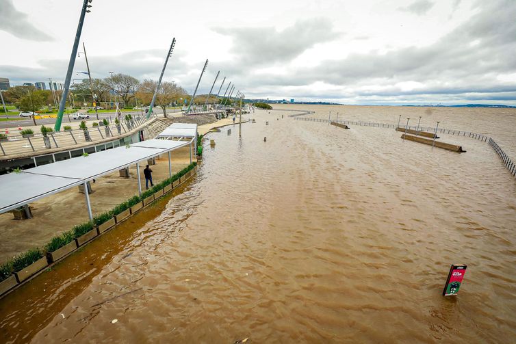 Parque Urbano da Orla Moacyr Scliar, amanheceu alagado pelo Guaíba 