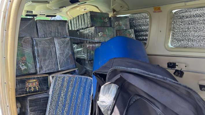 A aeronave estava abarrotada de cocaína. A pesagem apontou meia tonelada da droga