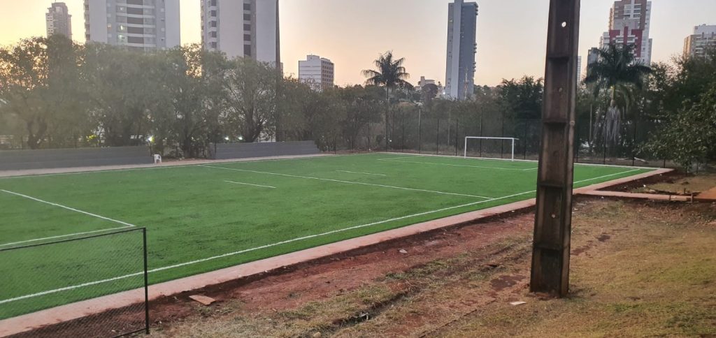 Arena de grama sintética vai servir de centro de treinamento.