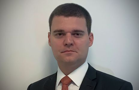 O diretor da Sociedade Brasileira de Oftalmologia, Ian Curi, defende a redução da exposição às telas de dispositivos para prevenir a miopia em crianças.