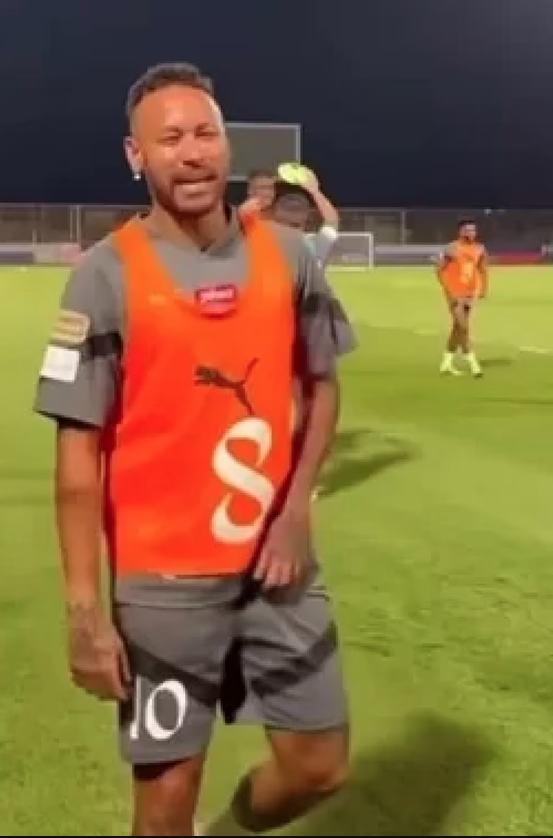 Neymar aparece sem aliança em treino.