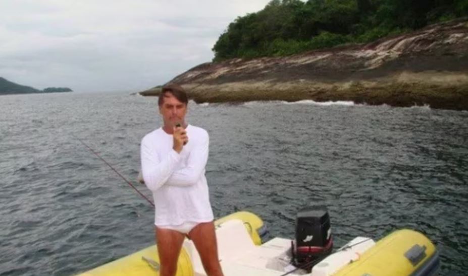 Bolsonaro nega que tenha praticado pesca ilegal, mas foi fotografado pelo Ibama com uma vara de pescar