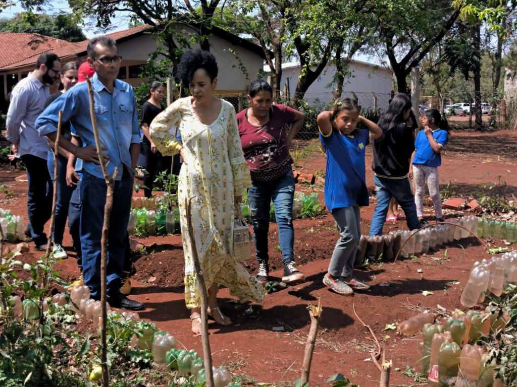 Visita da secretária Nacional de Educação Continuada, Alfabetização, Diversidade e Inclusão), Zara Figueiredo, acompanhada do subsecretário de Povos Originários, Fernando Souza, à horta da Escola Municipal Indígena Araporã.