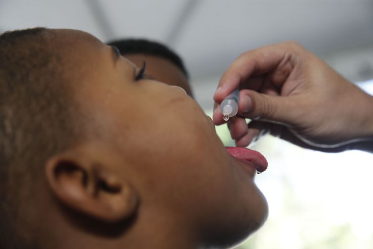 Países de todo o mundo estão substituindo a vacina oral contra a pólio pela inativada (Foto: Fernando Frazão/Agência Brasil)
