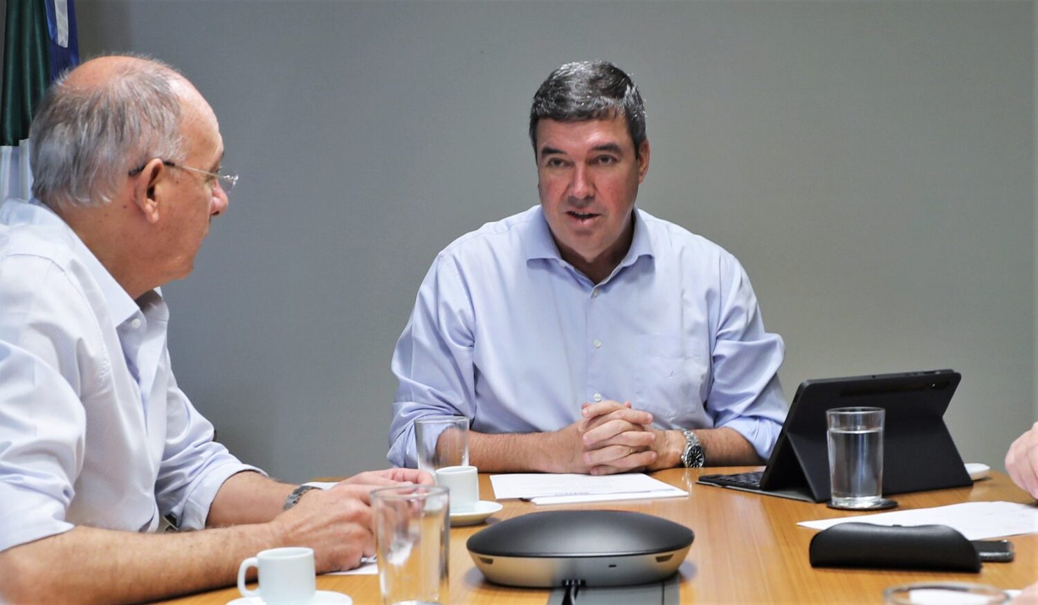 Governador ao lado do secretário Hélio Peluffo