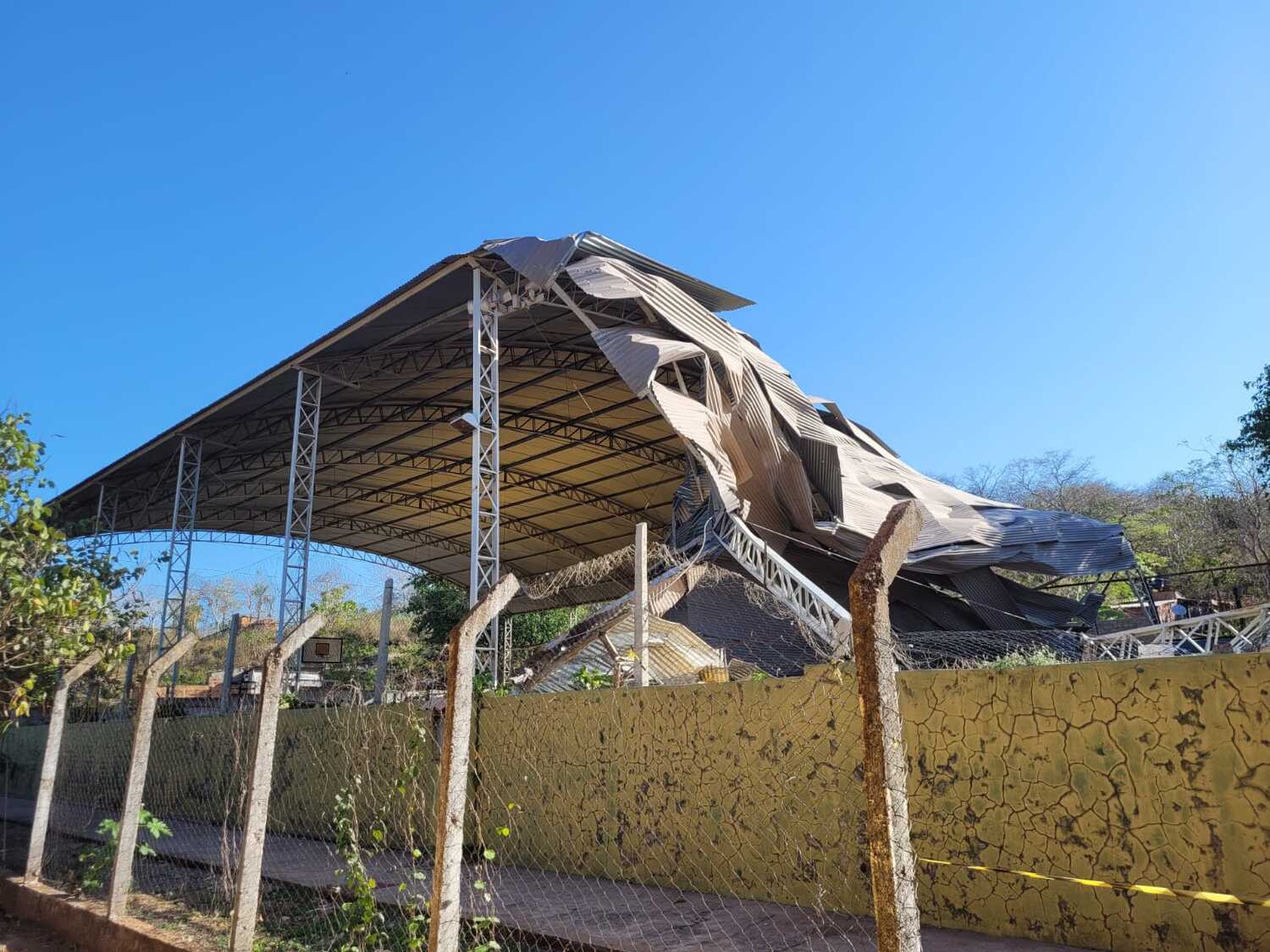 Estrutura da quadra de esportes ficou destruída pela força do vento