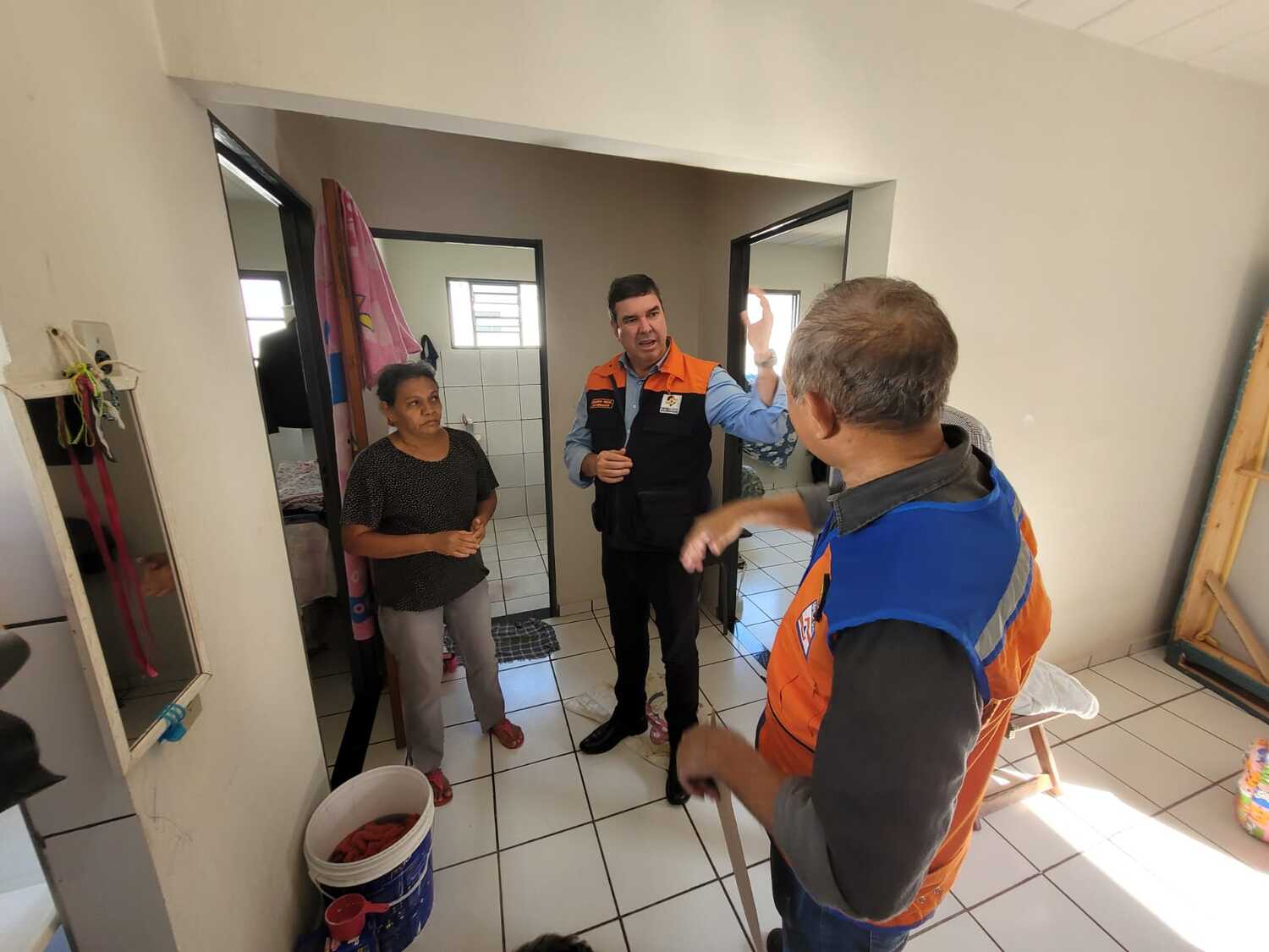 Ele visitou os moradores do residencial Buritis, onde os apartamentos foram destelhados