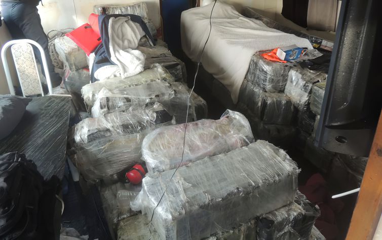 Marinha e PF apreendem 3,62 toneladas de cocaína na costa de Pernambuco