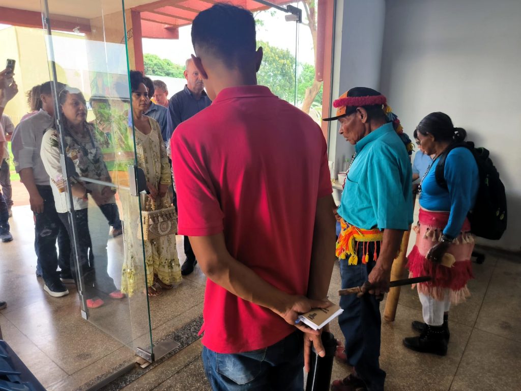 Caravana oficial foi recebida com rezas na Faind (Faculdade Intercultural Indígena) da UFGD.