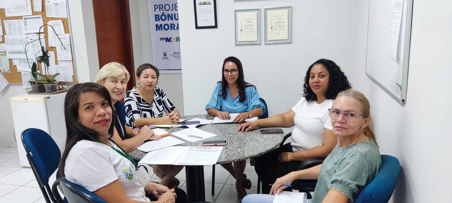 Avessani ao lado da equipe de habitação estadual e municipal
