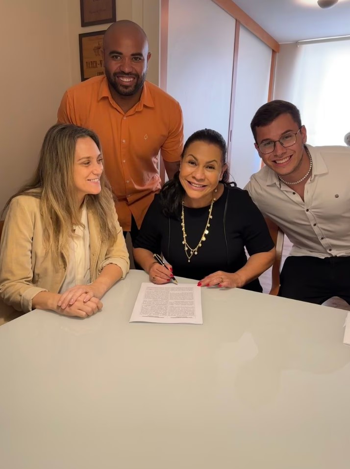 Dona Ruth Miranda e o irmão da cantora assinam contrato com Prime Video.