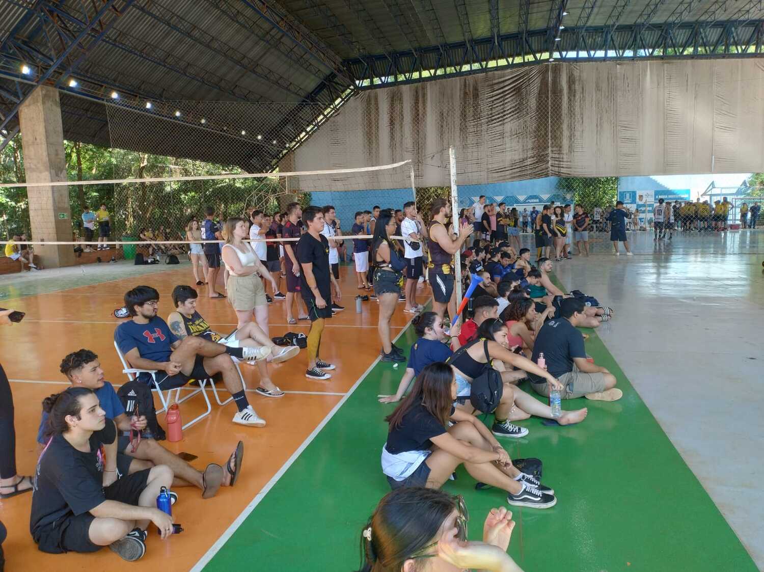 Torcida acompanha a partida decisiva do vôlei masculino