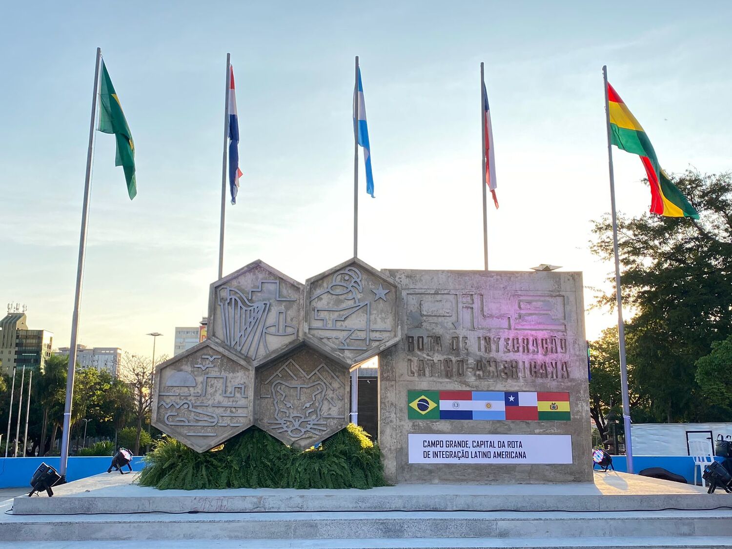 Bandeiras de países sul-americanos figuram no monumento