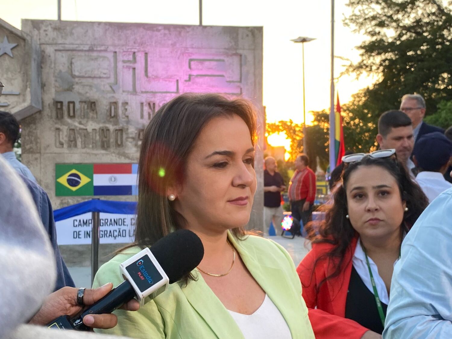 Prefeita concedeu entrevistas durante a cerimônia de inauguração