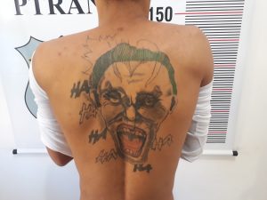 Tatuagem do criminoso registrada pela polícia