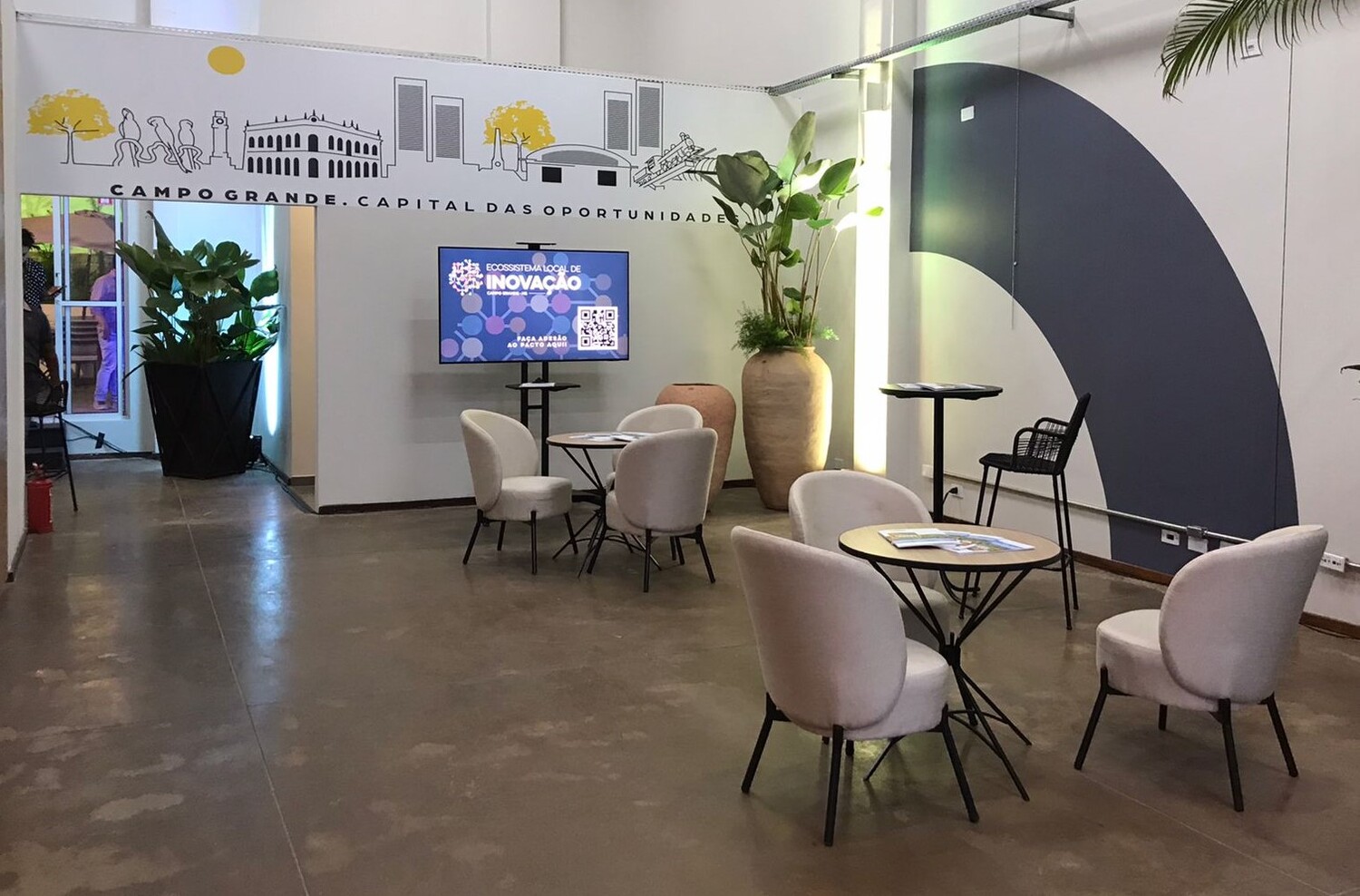 A estrutura conta com salas de reuniões, espaço para podcast e ambientes compartilhados