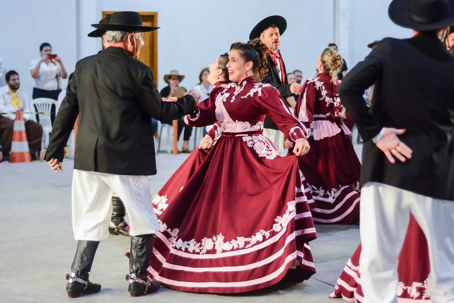 Natália Ferreira participa de danças tradicionais no CTG.