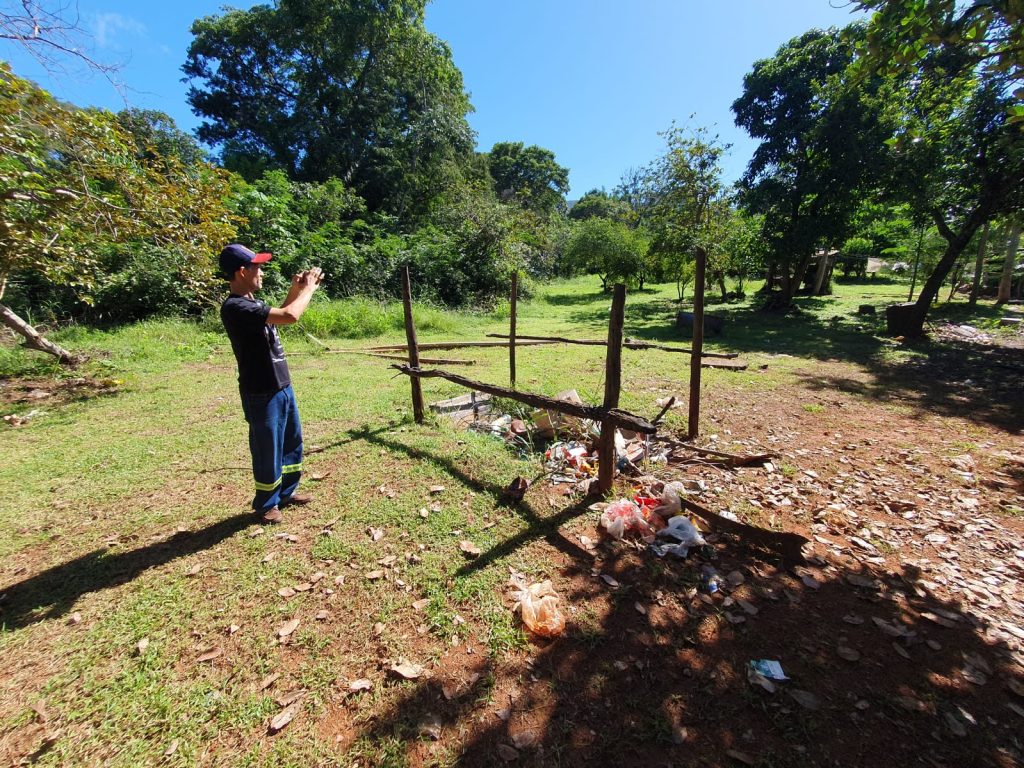 Os resíduos atualmente são queimados nos quintais em buracos rasos sem controle das chamas