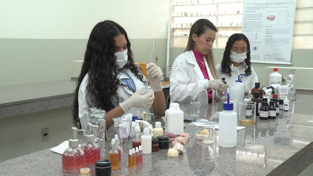 Fazendo Arte ainda mostra projeto sobre a química dos cosméticos.