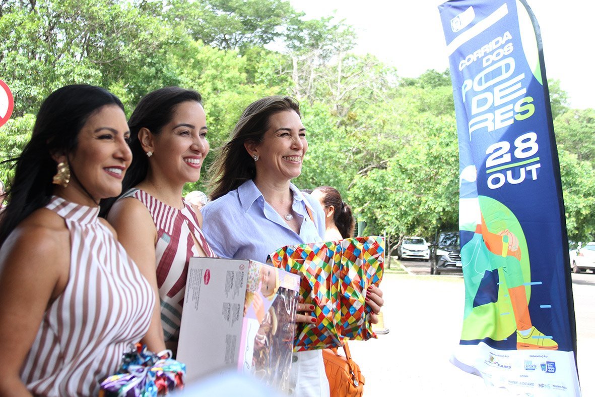 Kátia Claro, Ana Nardes e Mônica Riedel em prol da solidariedade.