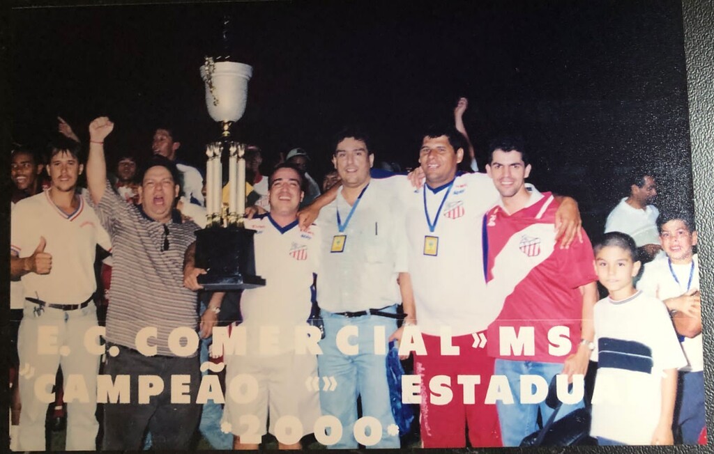 Luiz Ojeda (ao centro) comemorando a conquista do Estadual de 2000 (Foto: Acervo Pessoal) 