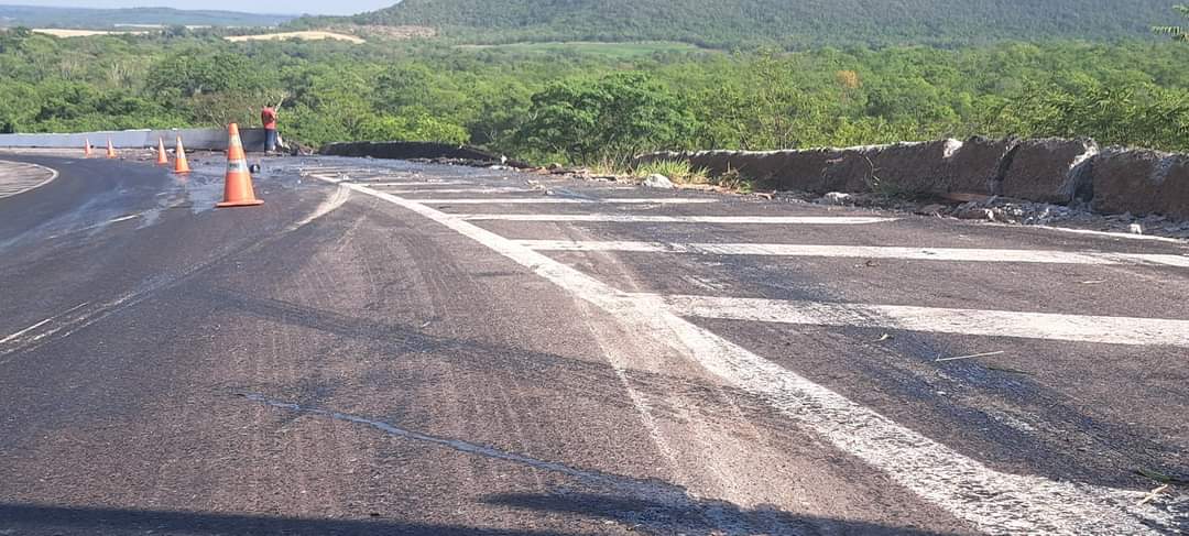 Local onde o caminhão sai da pista e despenca pela ribanceira 