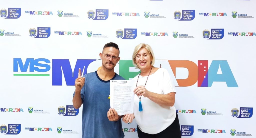 Maria do Carmo Avesani ao lado de um dos beneficiados do projeto