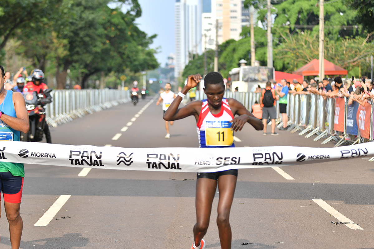  Entre as mulheres, deu a queniana Scholastica Jepkemboi.