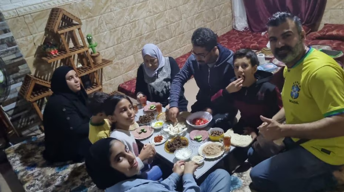 Família de brasileiros aguarda em Rafah liberação para cruzar fronteira com Egito e deixar Gaza, no sábado, 14 de outubro.