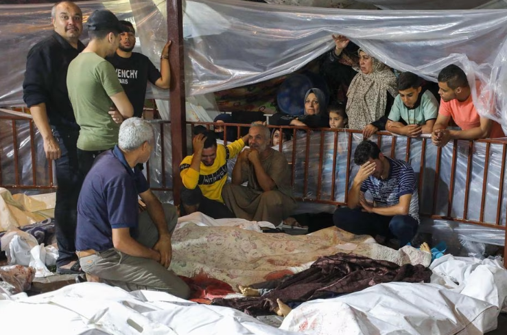 Parentes de vítimas de ataque aéreo israelense a hospital choram na cidade de Gaza