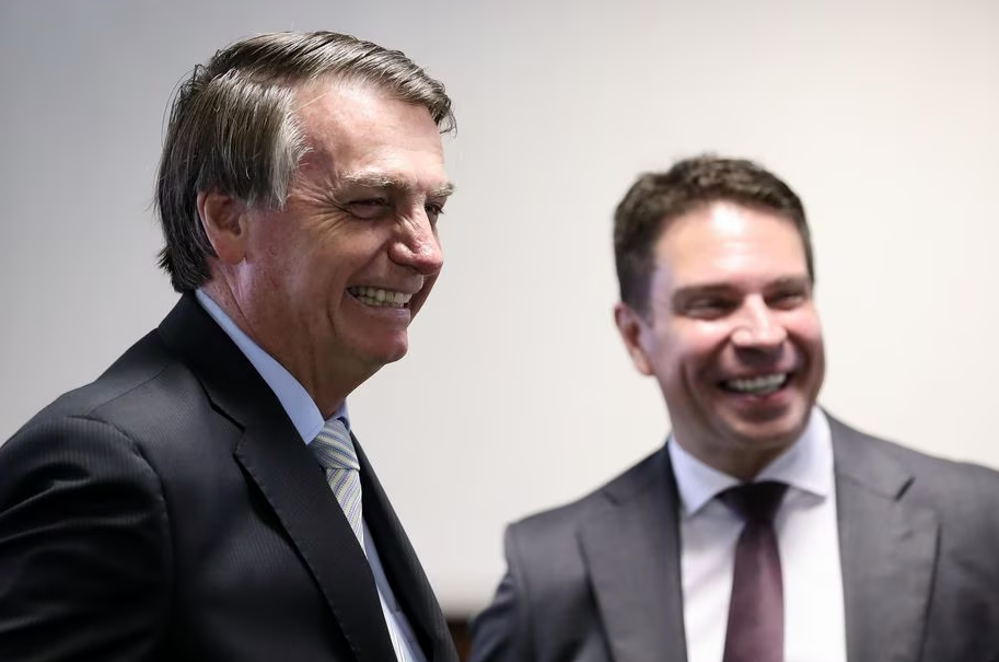 Ramagem (dir.) é um aliado e amigo de Bolsonaro