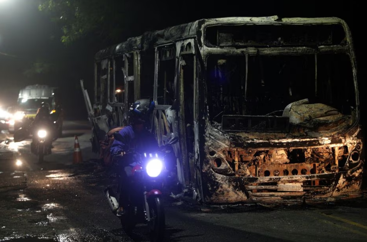 Ataque a ônibus no Rio foi reação de milícia à morte de uma liderança de uma dessas quadrilhas 