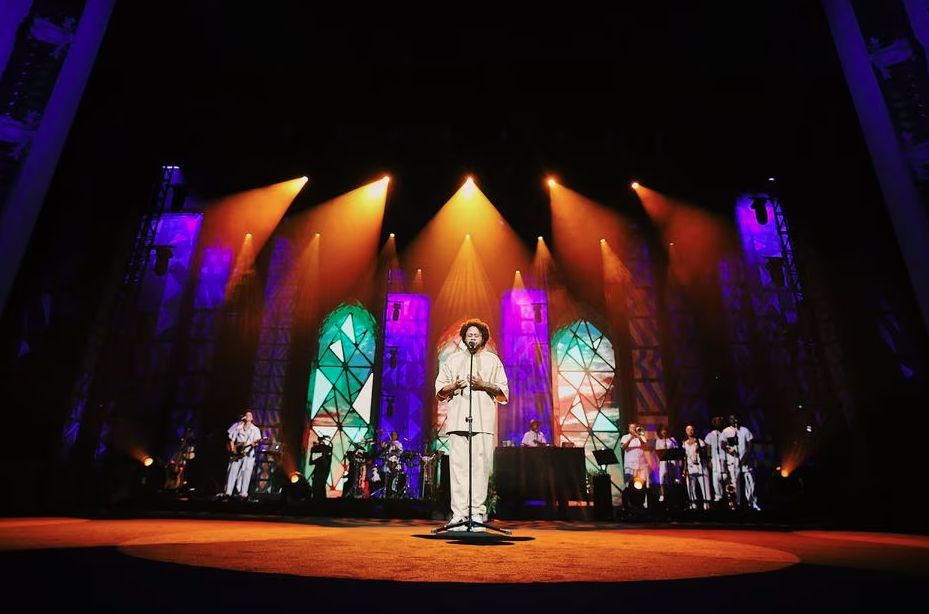 Emicida em show do projeto 'AmarElo'.