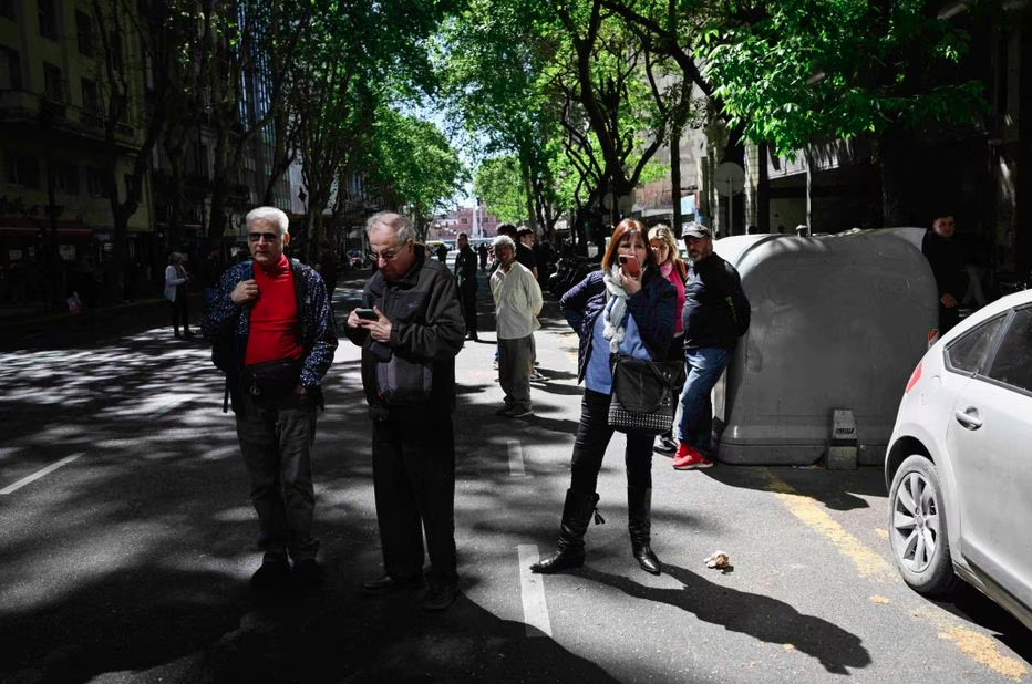 Operação de segurança ao redor da embaixada de Israel em Buenos Aires foi mobilizada após ameaça de bomba. 