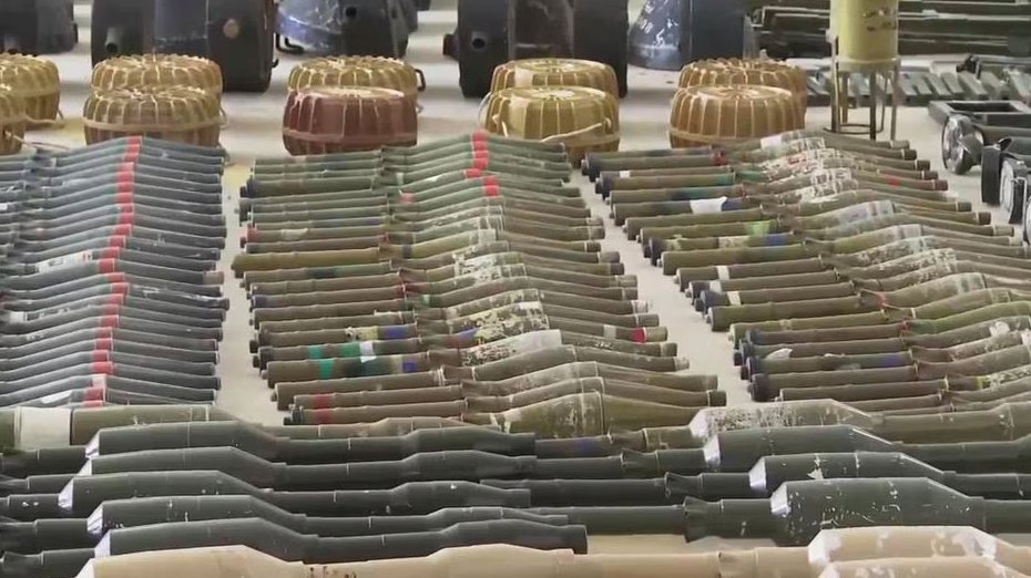 Supostas granadas de propulsão de foguete F-7 de fabricação norte-coreana, muitas com uma faixa vermelha distintiva em sua ogiva, em uma base militar israelense.