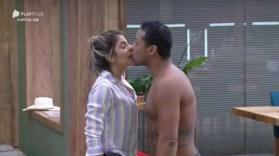 Momento em que Phellipe Haagensen assedia a ex-BBB Hariany durante uma discussão em 'A Fazenda' 2019. 