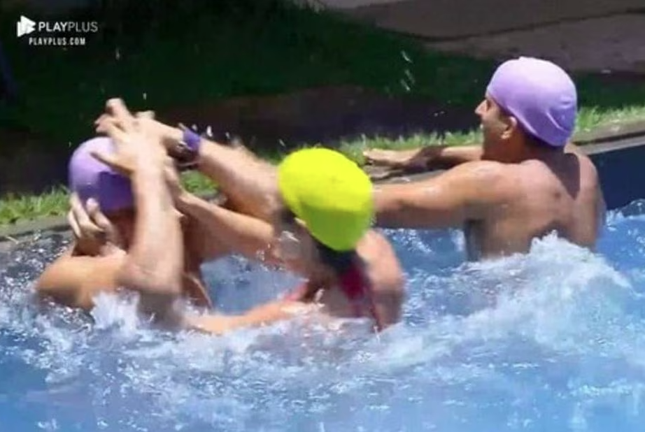A ex-paquita Catia Paganote se irritou com Evandro Santo durante uma atividade na piscina e acabou lhe dando um tapa no rosto. 