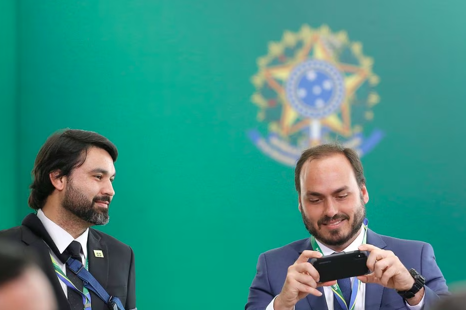 Leonardo Rodrigues de Jesus e o primo, Carlos Bolsonaro, participam da cerimônia da posse presidencial.