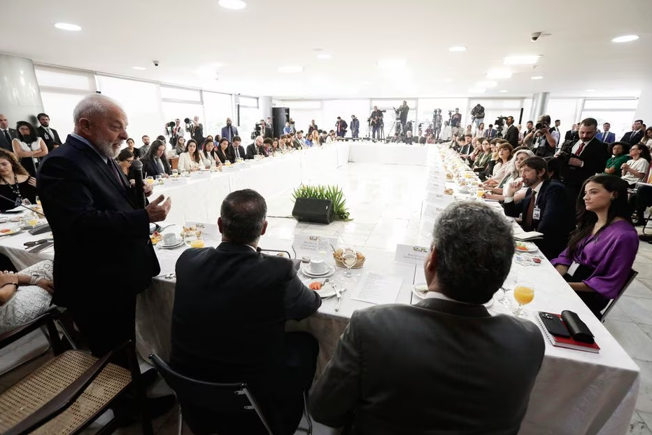 Lula disse em café da manhã com jornalistas que governo quer construir parcerias produtivas para que as 'pessoas não venham com seus fundos aqui apenas explorar a taxa de juros alta'.