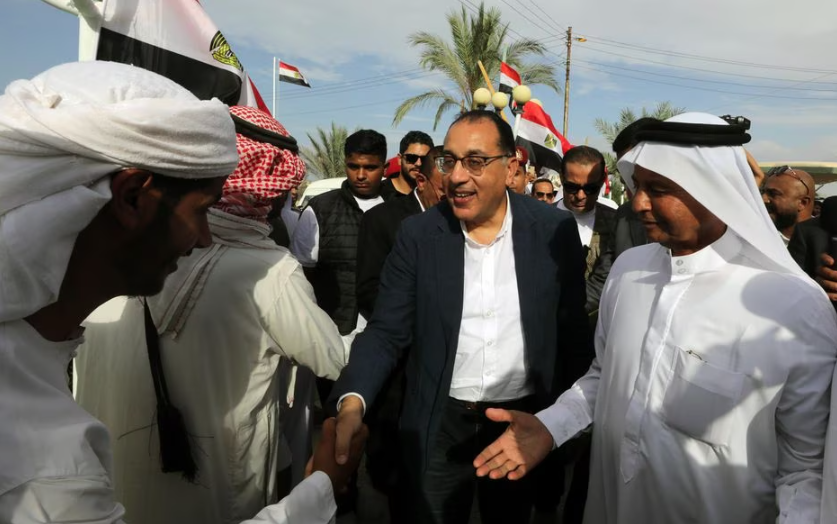 Imagem desta terça-feira (31) mostra o primeiro-ministro do Egito, Mostafa Madbouly (centro), na cidade de Rafah, próximo à fronteira do Egito com a Faixa de Gaza. Egito quer evitar migração de palestinos.