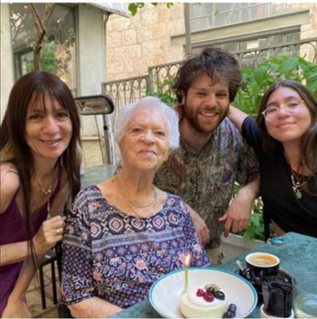 Mãe, avô e irmão posam em foto com Celeste; segundo a família, ela está em poder do Hamas