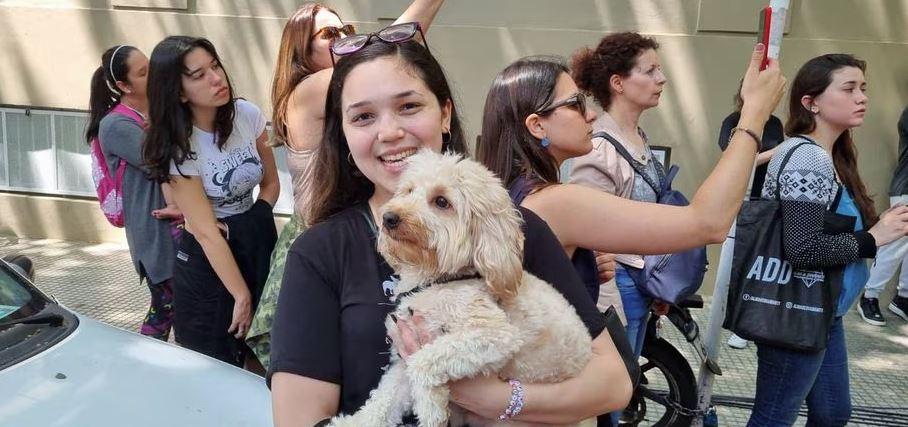 Emilys Tamiche, 27, foi com o cachorrinho para ver o libertário na entrada da Universidade Tecnológica Nacional, em Palermo, mas mal conseguiu chegar perto