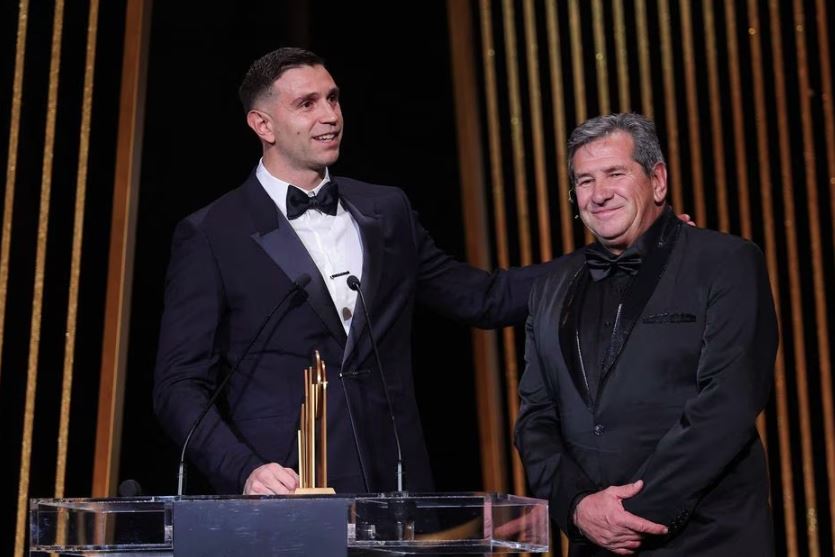 Emiliano Martínez recebeu prêmio de melhor goleiro das mãos de seu pai, Alberto Martinez
