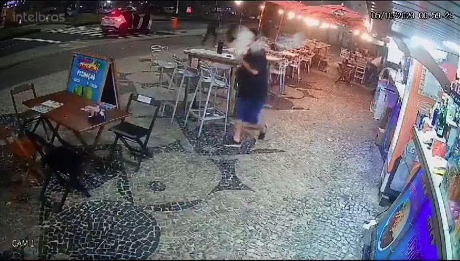 Imagens de câmeras de segurança de um quiosque na Barra da Tijuca mostram o momento em que três criminosos descem de um carro e matam três médicos