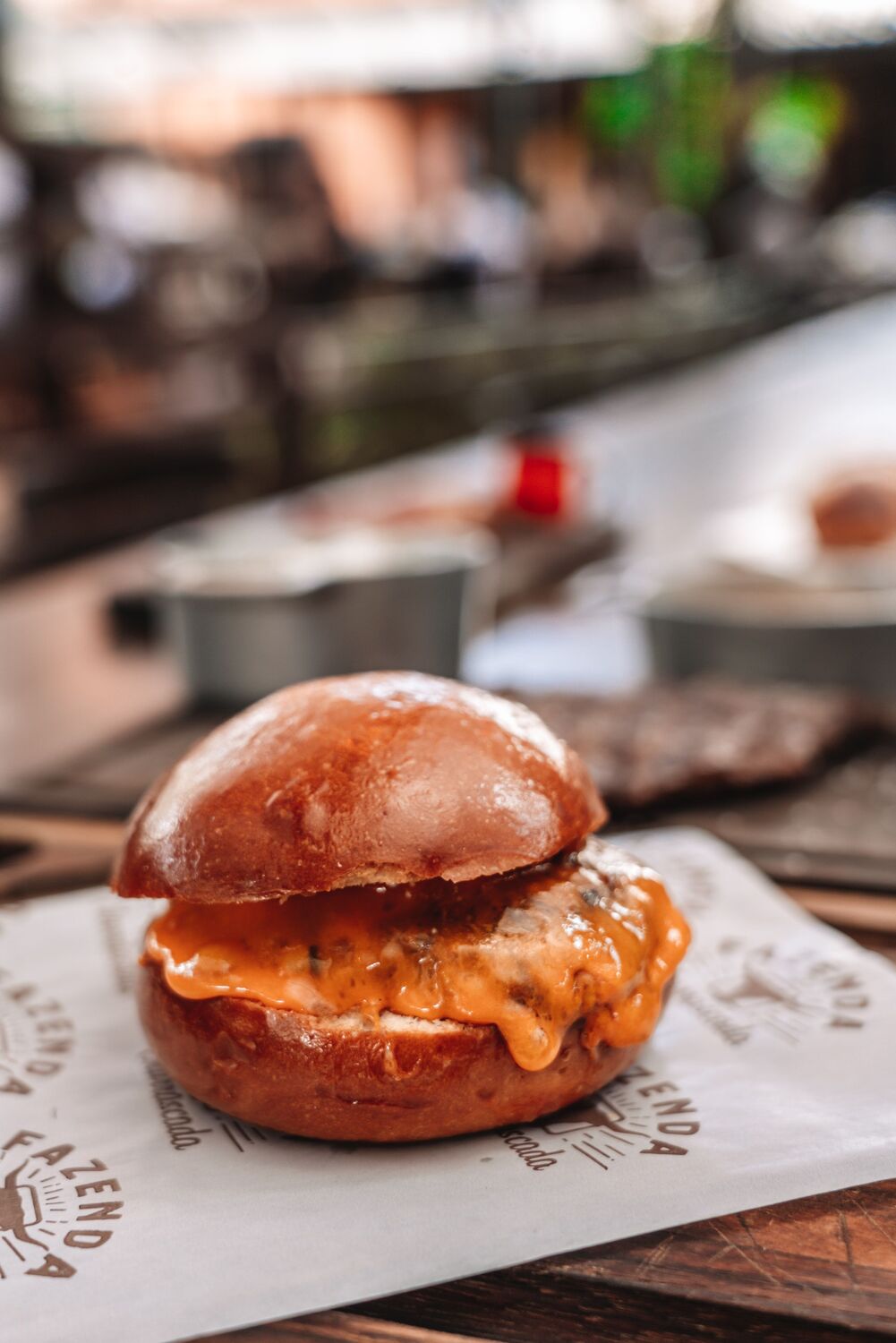Burger defumado com pão de brioche, cheddar e bacon (R$ 44) 